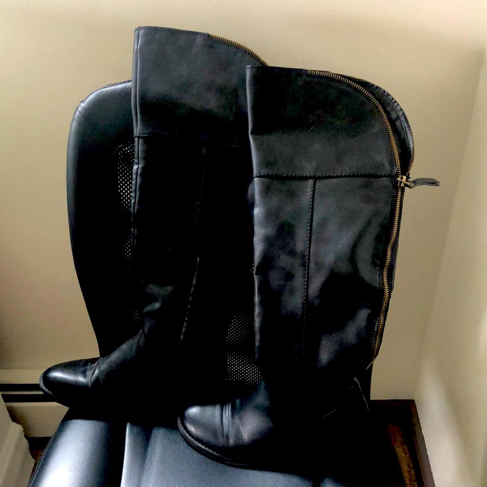 EUC knee high black boots Sz 7